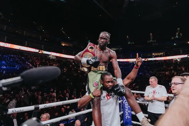 Denzel Bentley celebrates his victory over Endry Saavedra during their heavyweight battle Saturday at London's 02 Arena. (April 4, 2026)