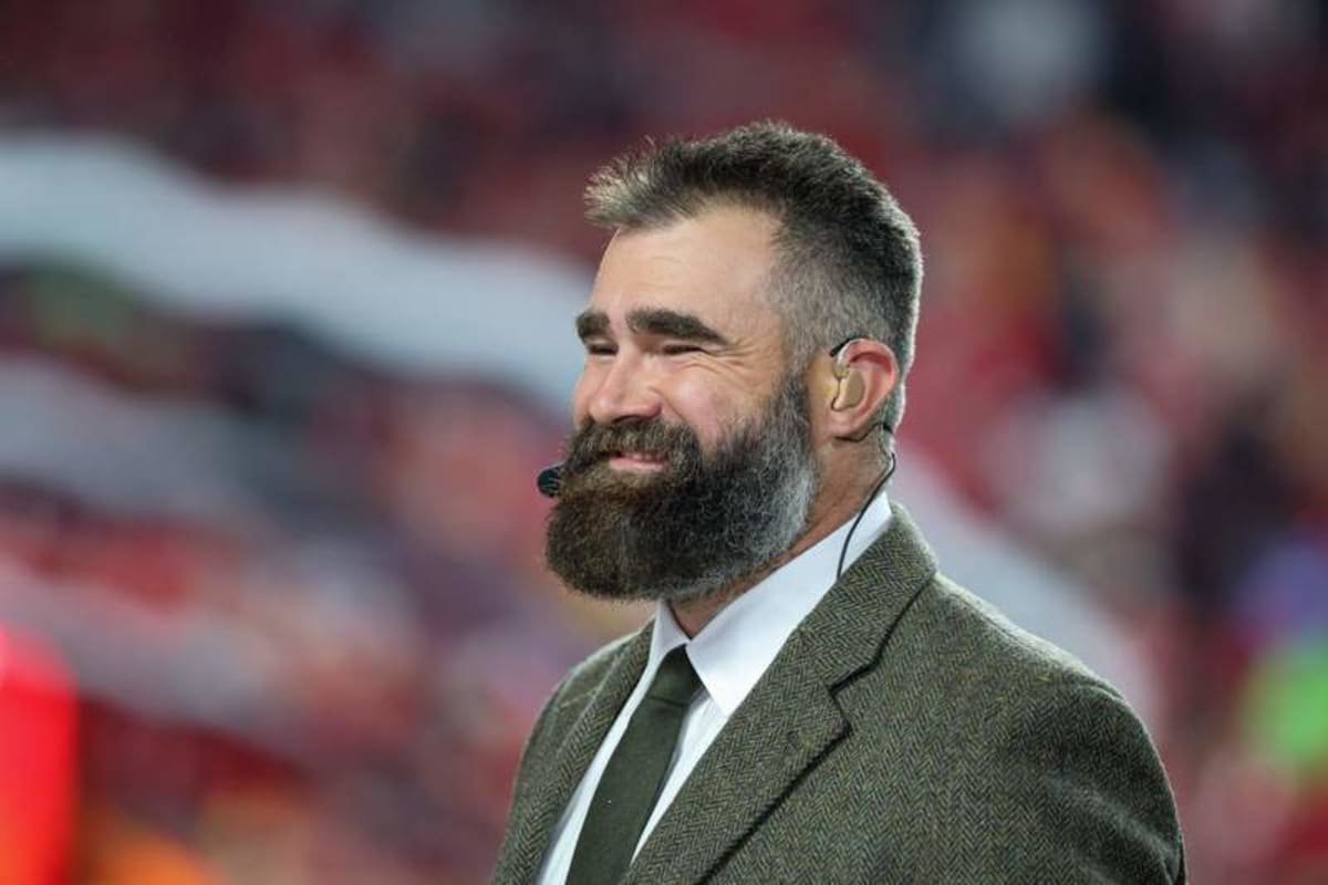 October 27, 2025: Jason Kelce is seen before an NFL, American Football Herren, USA football game between the Kansas City Chiefs and Washington Commanders at GEHA Field at Arrowhead Stadium in Kansas City, MO. /CSM Kansas City United States of America – ZUMAc04_ 20251027_zma_c04_099 Copyright: xDavidxSmithx ©IMAGO/ZUMA Press Wire