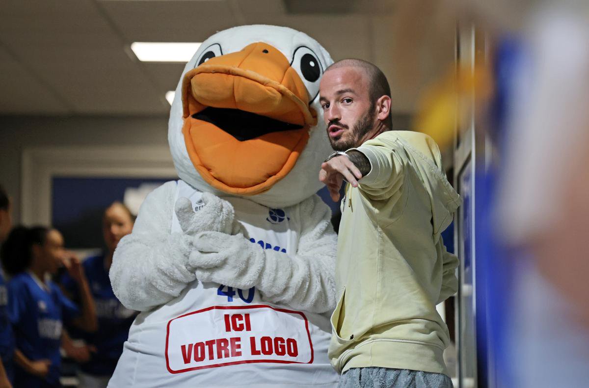Simon Lesparre, laissé au repos pour ce match d’Euroligue, donne ses consignes à son remplaçant du soir.