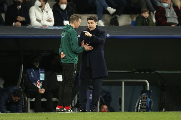 Mauricio Pochettino on the touchline for PSG.