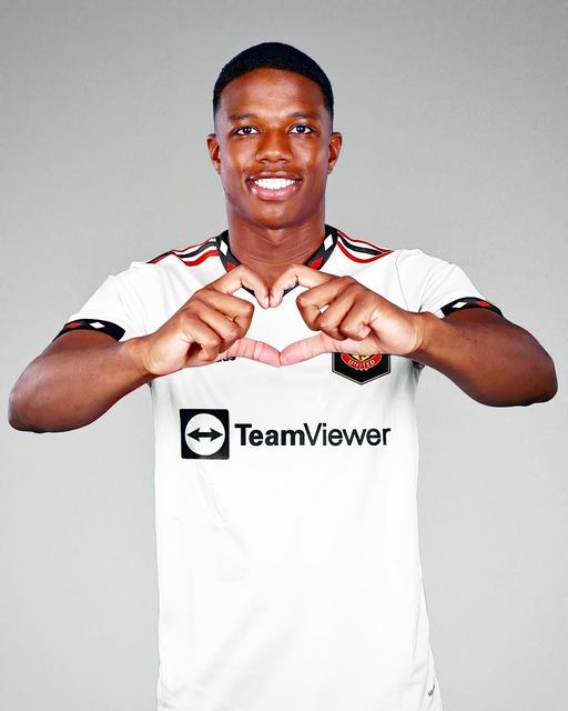 May be an image of 1 person and text that says 'TeamViewer'