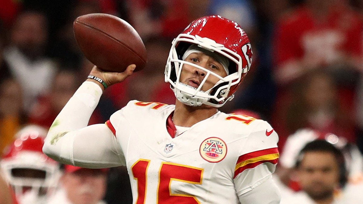 Patrick Mahomes throws pass
