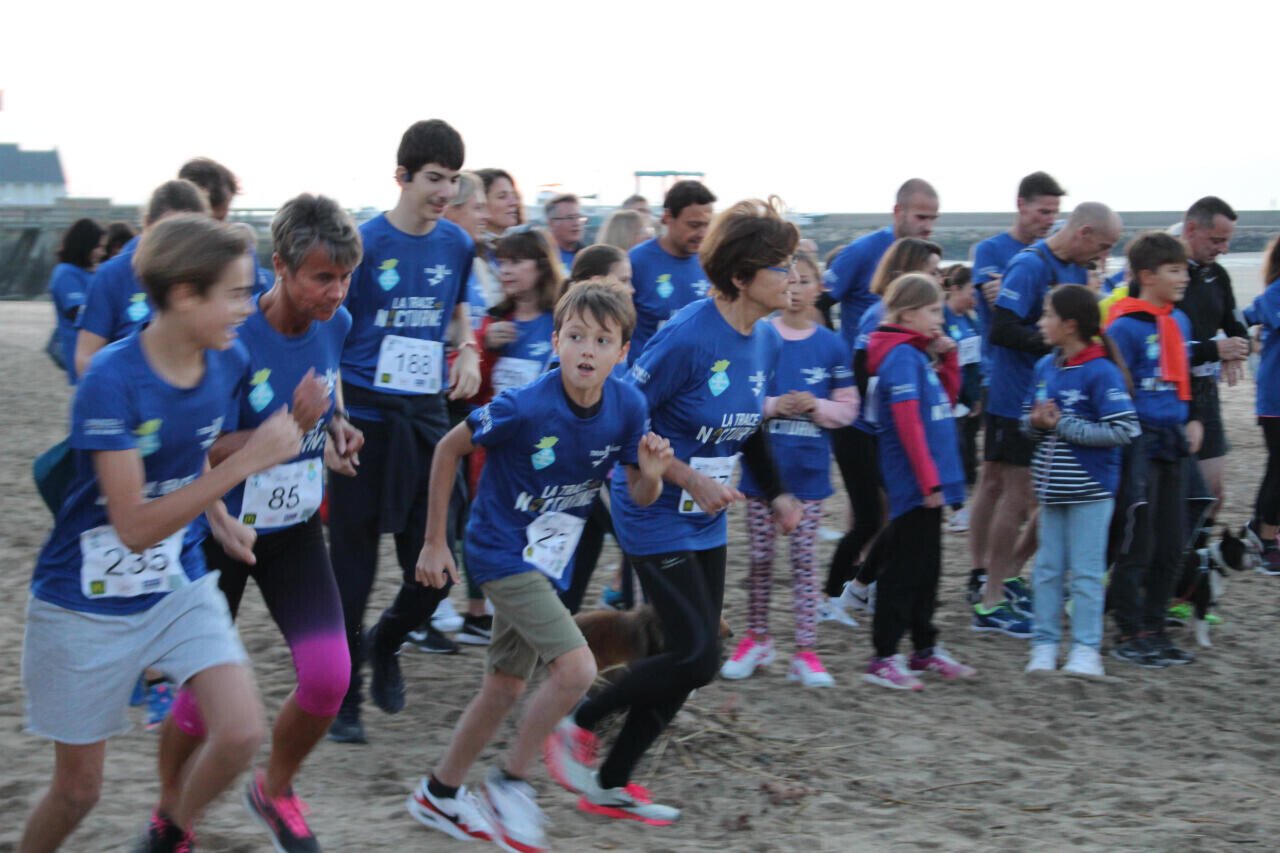 À la Trace nocturne, près de 350 personnes ont couru ou marché pour la bonne cause Coureurs et marcheurs ont participé à la Trace nocturne, samedi soir, sur la plage de Trouville-sur-Mer. - IMG_7775