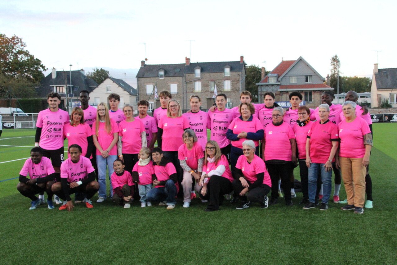 L'USF a mis à l'honneur Octobre rose, les joueurs entrant avec leur maman, leur petite fille ou une bénévole du club.