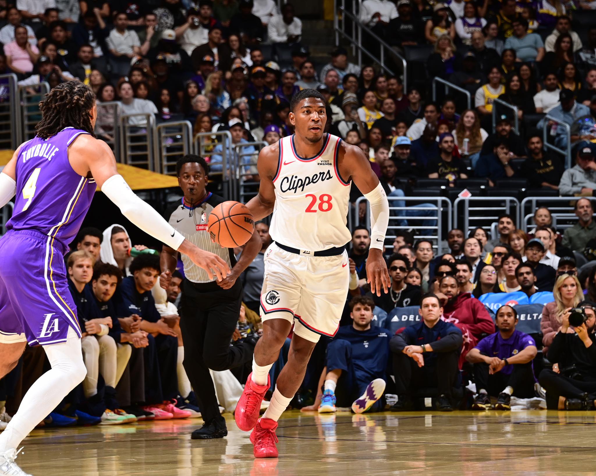 Rui Hachimura dribbles the ball during a game against the Los Angeles Lakers.