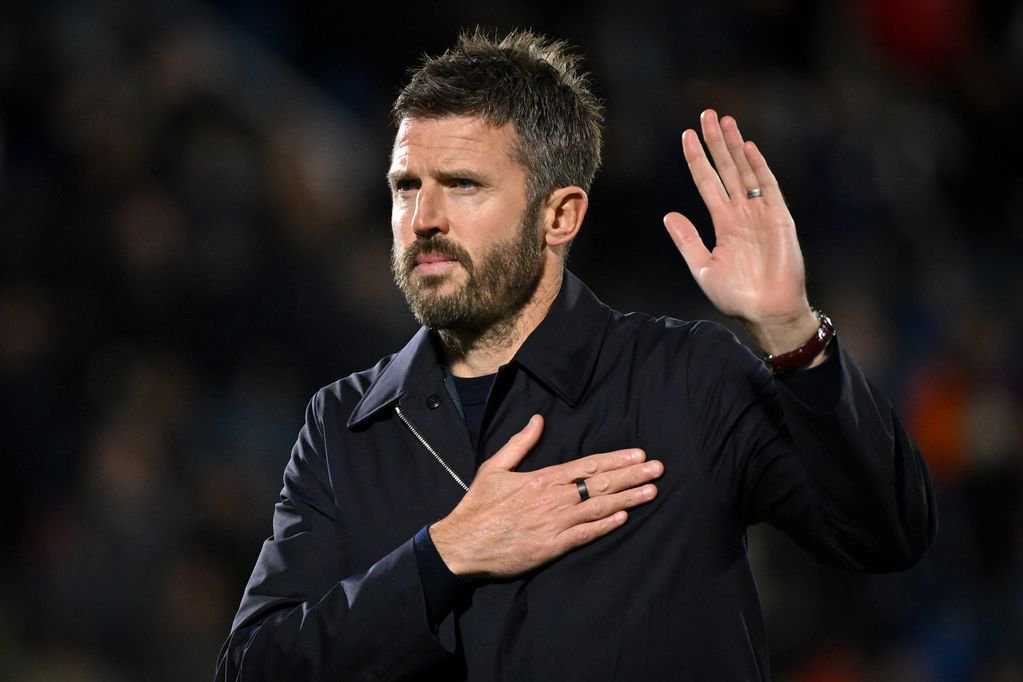 Manchester United's English coach Michael Carrick reacts after losing the UEFA Champions League, league phase matchday 3, football match between Como 1907 and Manchester United
