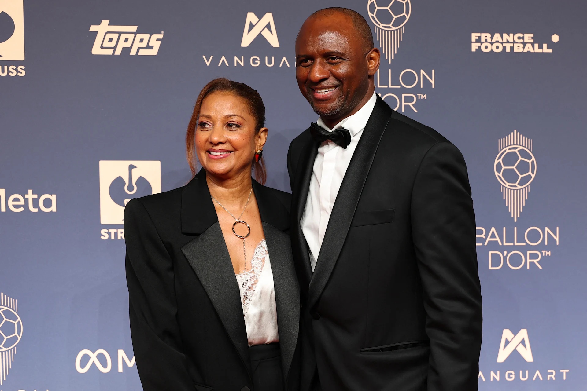 Cheryl Plaza Vieira et Patrick Vieira posent à leur arrivée pour assister à la cérémonie de remise du Ballon d’or France Football 2026 au Palladium Theatre à Londres, le 26 octobre 2026.
