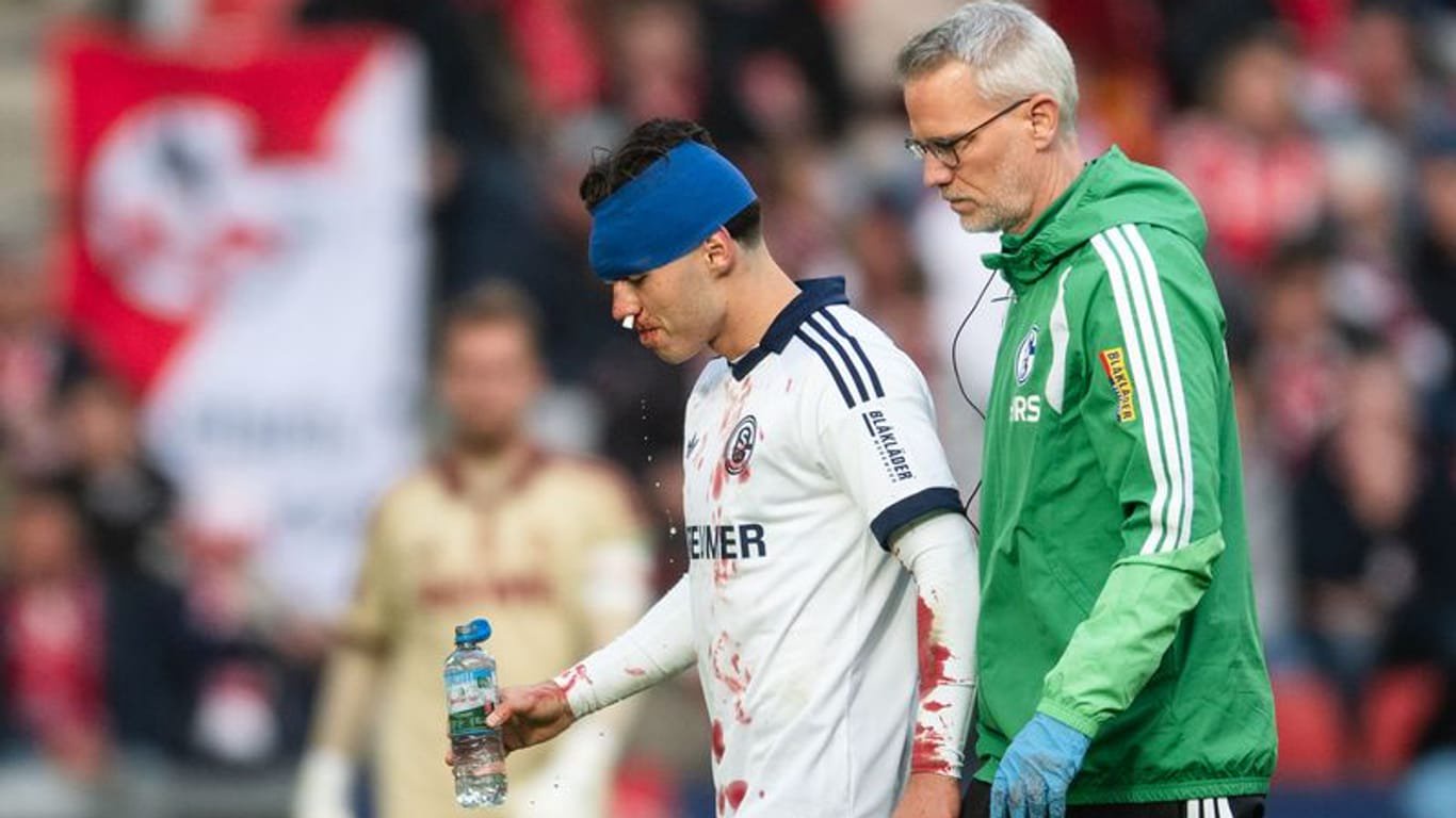 Rheinenergiestadion: Soufiane El-Faouzi (FC Schalke 04) verlässt nach einem Zusammenstoß den Rasen.
