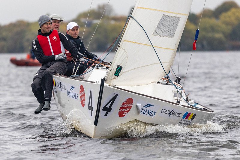 Tobias Schadewaldt mit seiner Crew bei der 45. Meisterschaft der Meister 2026 auf der Hamburger Außenalster