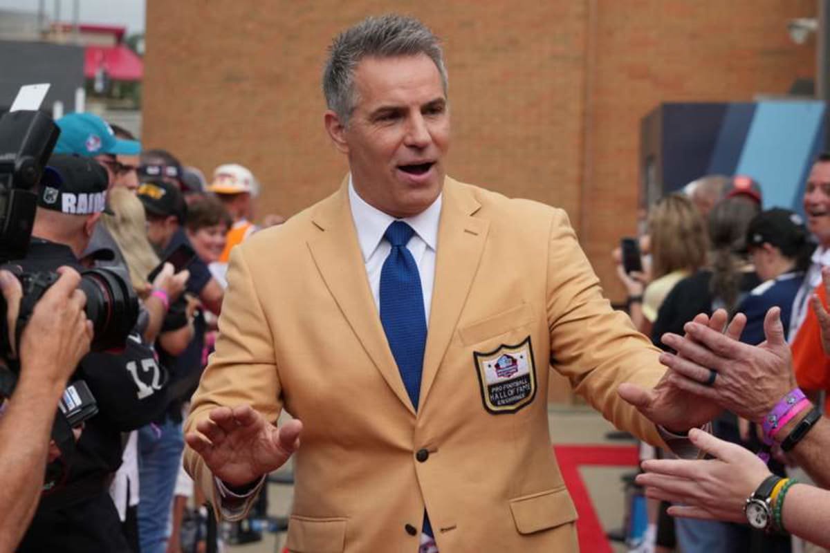 Aug 6, 2022; Canton, OH, USA; Kurt Warner arrives on the red carpet during the Pro Football Hall of Fame Class of 2022 Enshrinement at Tom Benson Hall of Fame Stadium. © Kirby Lee-USA TODAY Sports