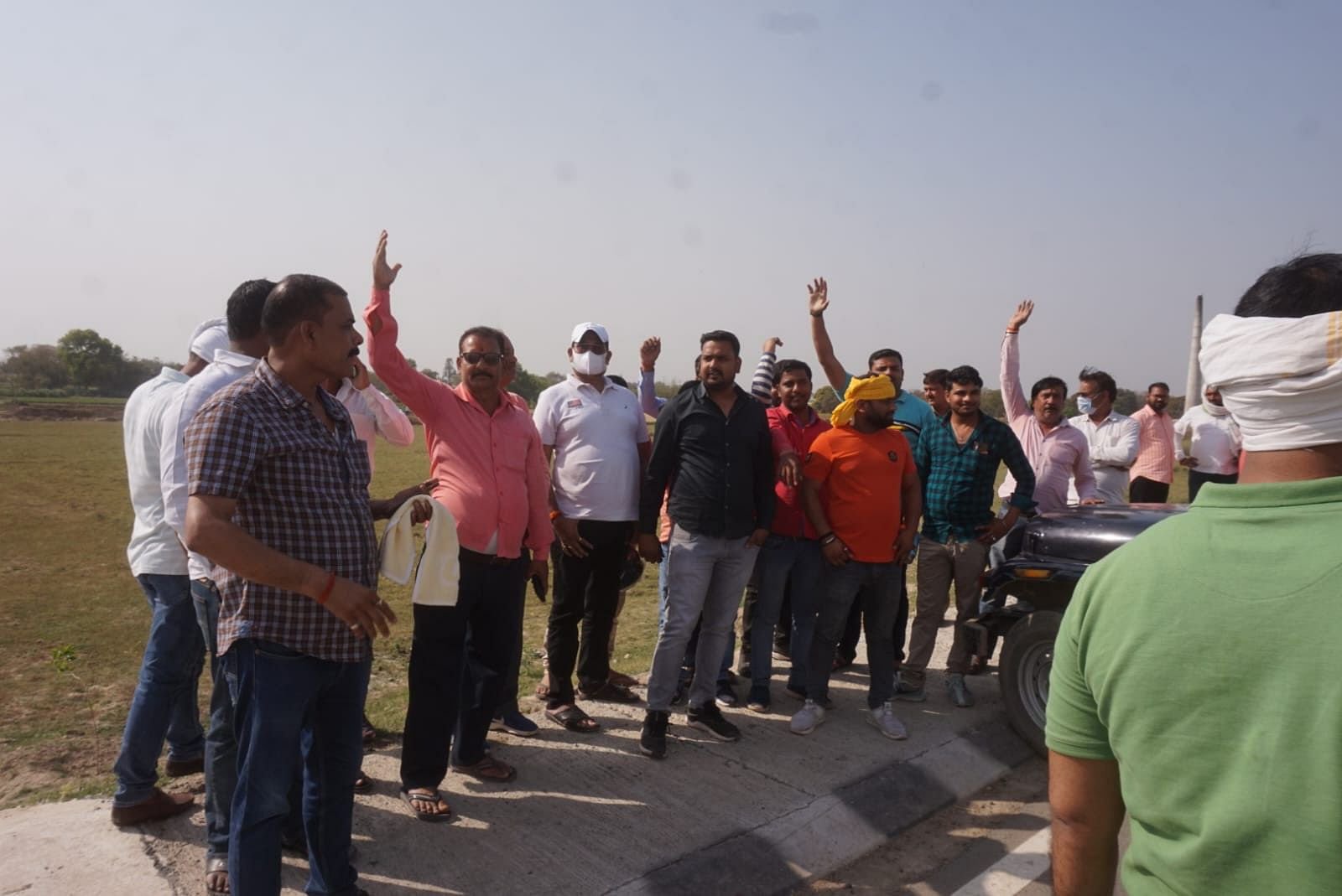 एनकाउंटर के बाद लोगों ने जयकारे. 
