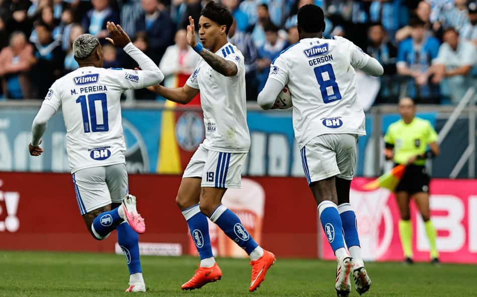 Matheus Pereira e Kaio Jorge comemorando gol