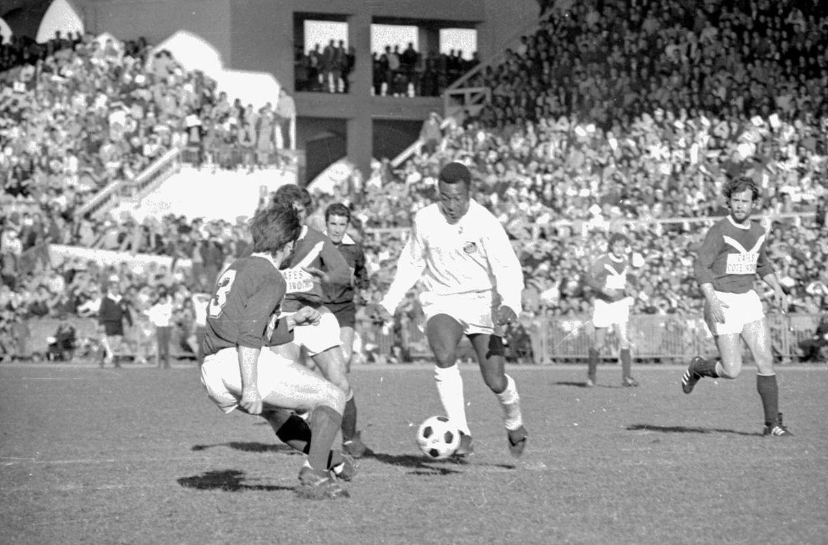 En mars 1973, le roi Pelé débarque au parc Lescure pour le match amical Bordeaux -Santos : Patrick Pasquier et son père Jean y étaient.