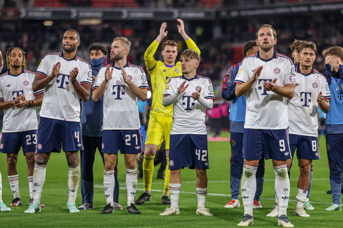 DIe Mannschaft des FC Bayern feiert den Sieg mit den Fans.