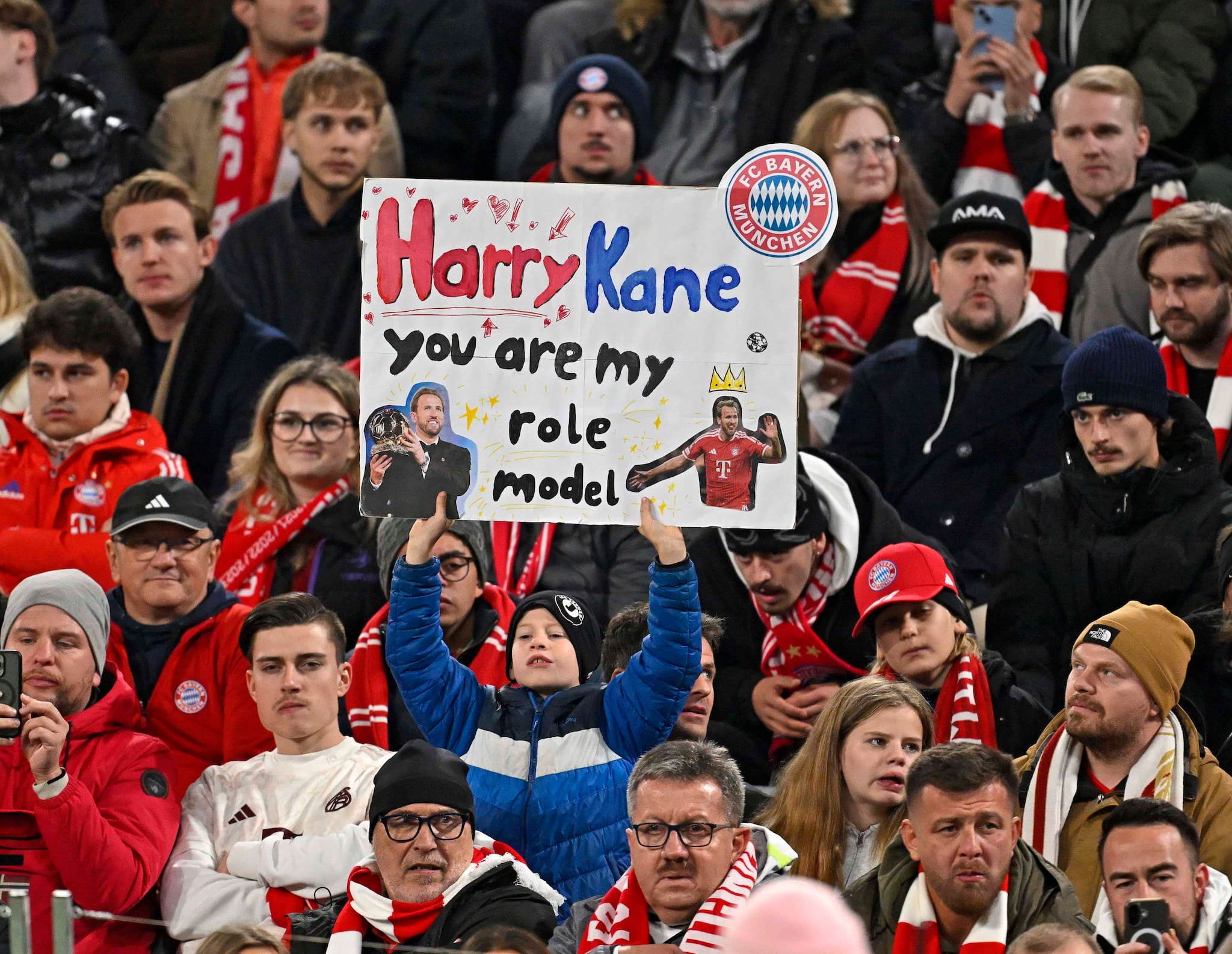 Kane ist sein Vorbild: Ein junger Fan zeigt seine Verehrung für den besten Spieler des Jahres. Quelle: IMAGO/MIS