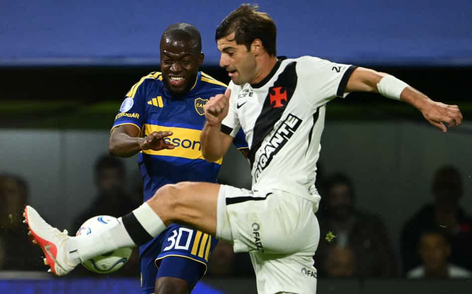 Santiago Sosa em ação pelo Vasco contra o Boca Juniors