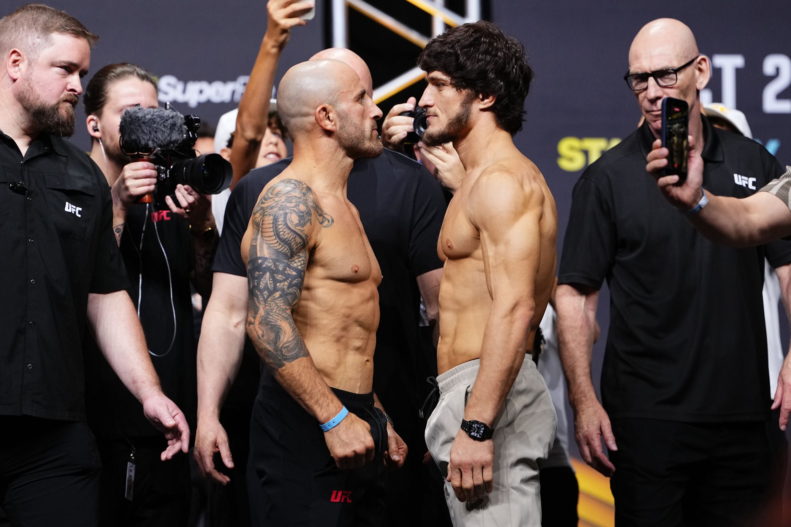 Alexander Volkanovski (left) and challenger Movsar Evloev
