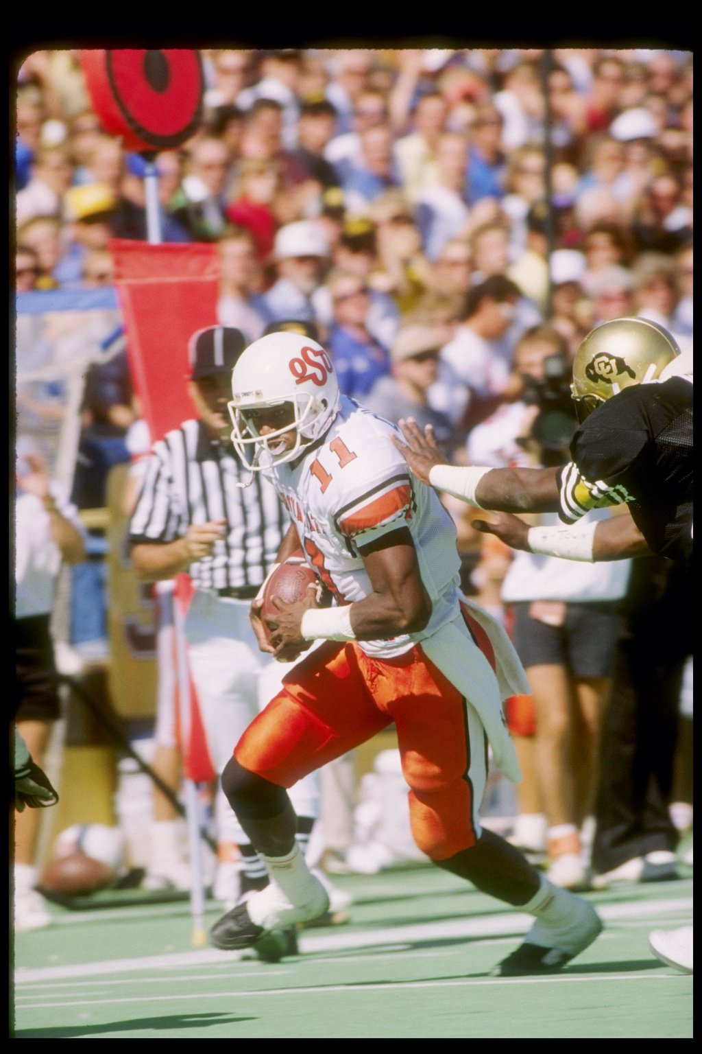 Oct 1988: Hart Lee Dykes of the Oklahoma State Cowboys runs to the end zone during a game versus the Colorado Buffaloes at Folsom Field in Boulder, Colorado. Mandatory Credit: Allsport /Allsport