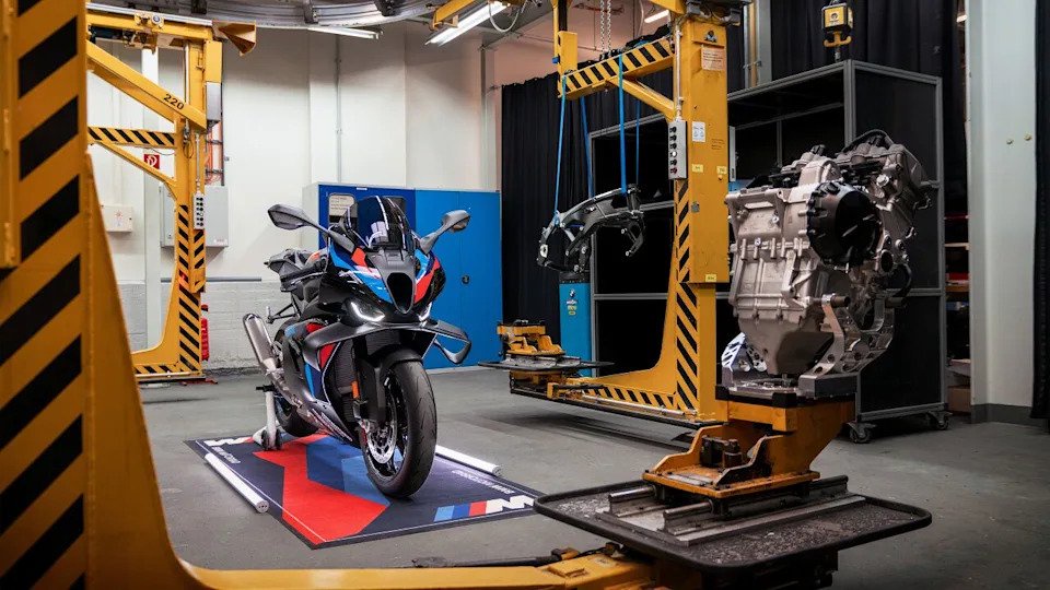 the 2027 bmw m 1000 rs will be a lighter faster m 1000 r