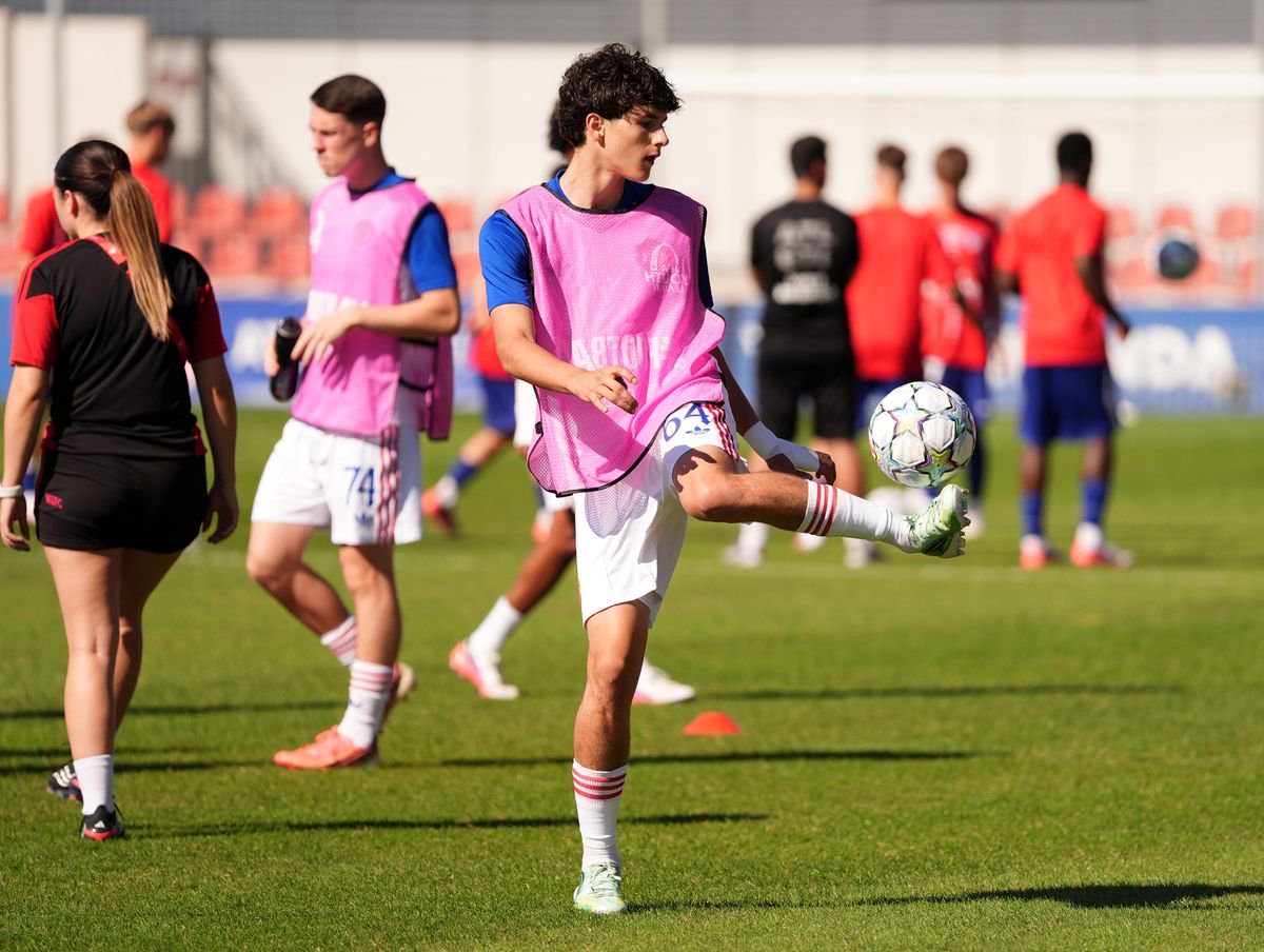 Jaume Camacho warms up