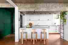 Bananeira Apartment / Angá Arquitetura + Estúdio Pedro Luna - Interior Photography, Kitchen, Countertop, Table