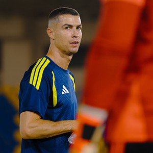 "O Nel Monteiro abandonou". Novo penteado de Ronaldo agita redes sociais  - Cristiano Ronaldo surpreendeu os fãs ao deixar o tom loiro do cabelo e voltar a ser moreno. O seu novo look provocou uma onda de reações nas redes sociais. 