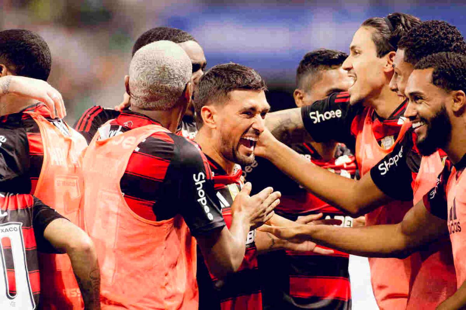 Em 25, Arrascaeta, de pênalti, colocou Flamengo na frente no antigo Allianz –