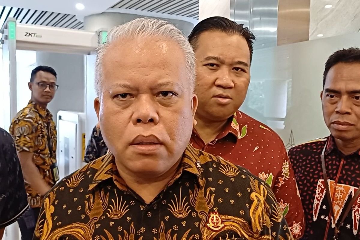 Kapuspenkum Kejagung RI Harli Siregar saat diwawancarai usai pertemuan Jaksa Agung Sanitiar Burhanuddin dengan Menteri Transmigrasi Iftitah Sulaiman di Gedung Kejagung RI, Jumat (15/11/2024).