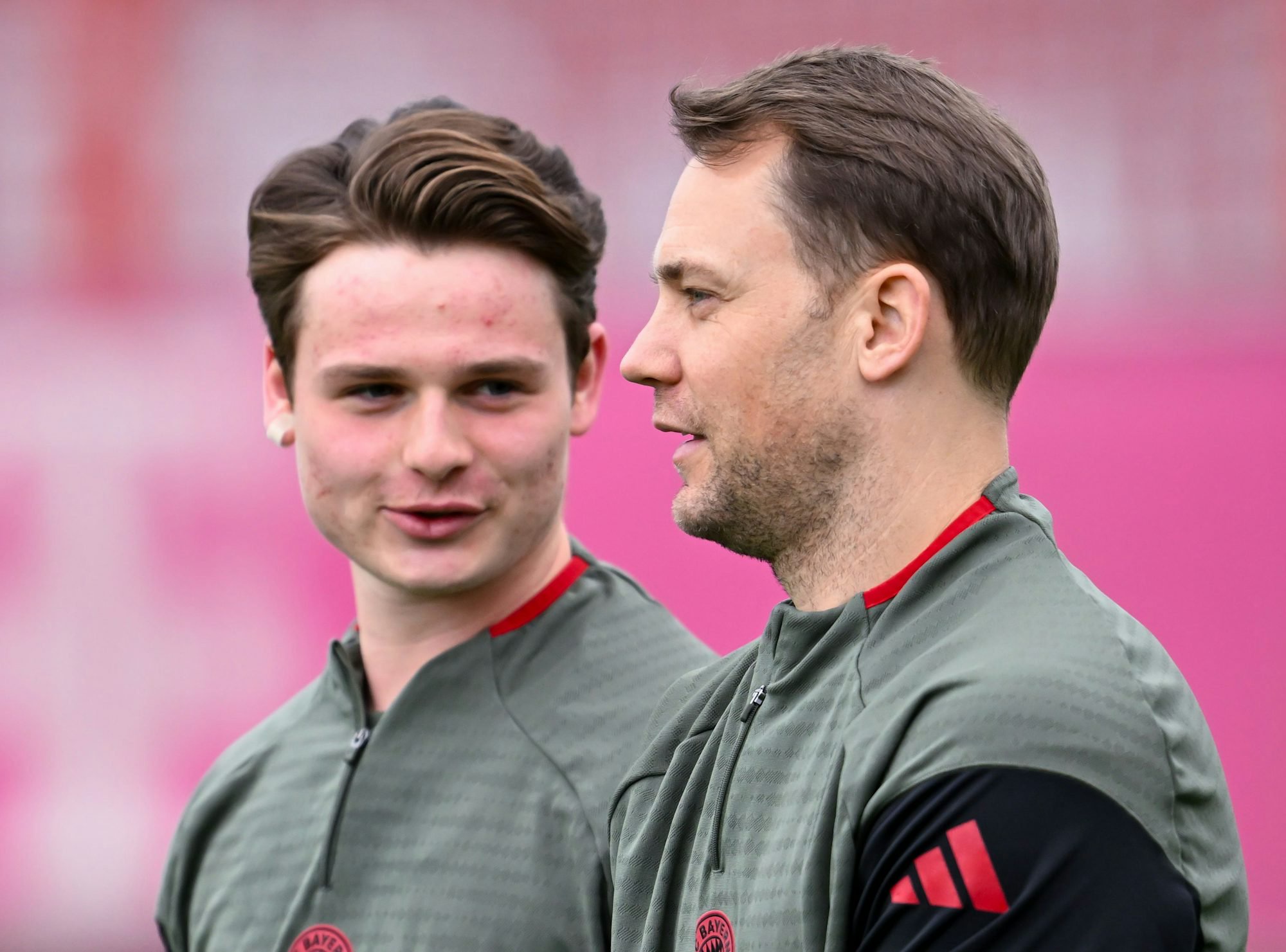Ist er gleich gut oder inzwischen besser? Jonas Urbig (links) mit Manuel Neuer.