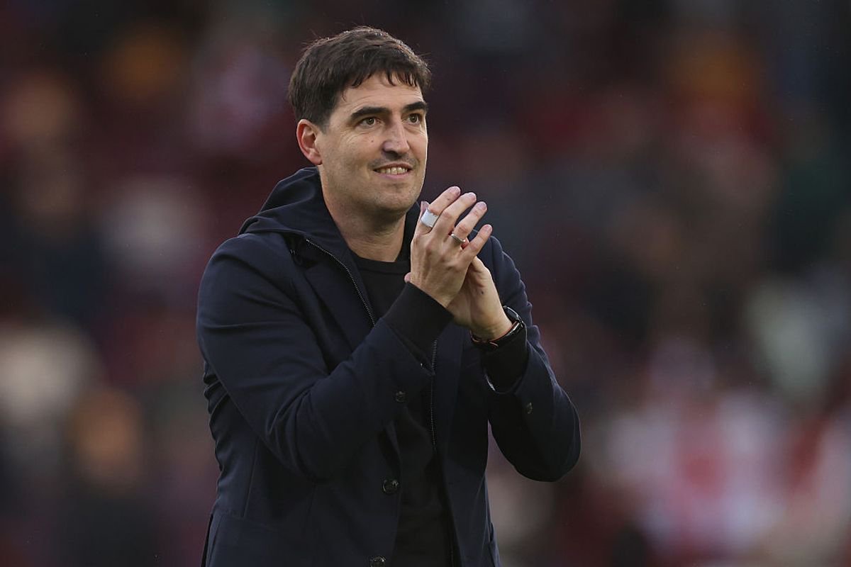 BRENTFORD, ENGLAND - OCTOBER 17: Andoni Iraola manager / head coach of Liverpool applauds after the Premier League 2026/27 match between Brentford and Liverpool FC at Gtech Community Stadium on October 17, 2026 in Brentford, England. (Photo by Catherine Ivill - AMA/Getty Images)
