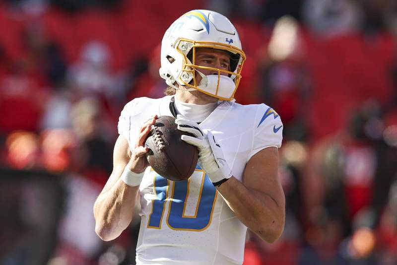 KANSAS CITY, MO – DECEMBER 14: Los Angeles Chargers quarterback Justin Herbert 10 throws a pass before an NFL, American Football Herren, USA game between the Los Angeles Chargers and Kansas City Chiefs on December 14, 2025 at GEHA Field at Arrowhead Stadium in Kansas City, MO. Photo by Scott Winters/Icon Sportswire NFL: DEC 14 Chargers at Chiefs EDITORIAL USE ONLY Icon2512141558