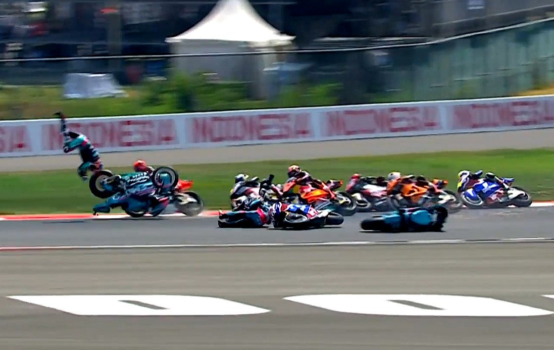 Holgado prend l’entière responsabilité du crash massif qui hospitalise Alonso à Mandalika Moto2 (VIDÉO)