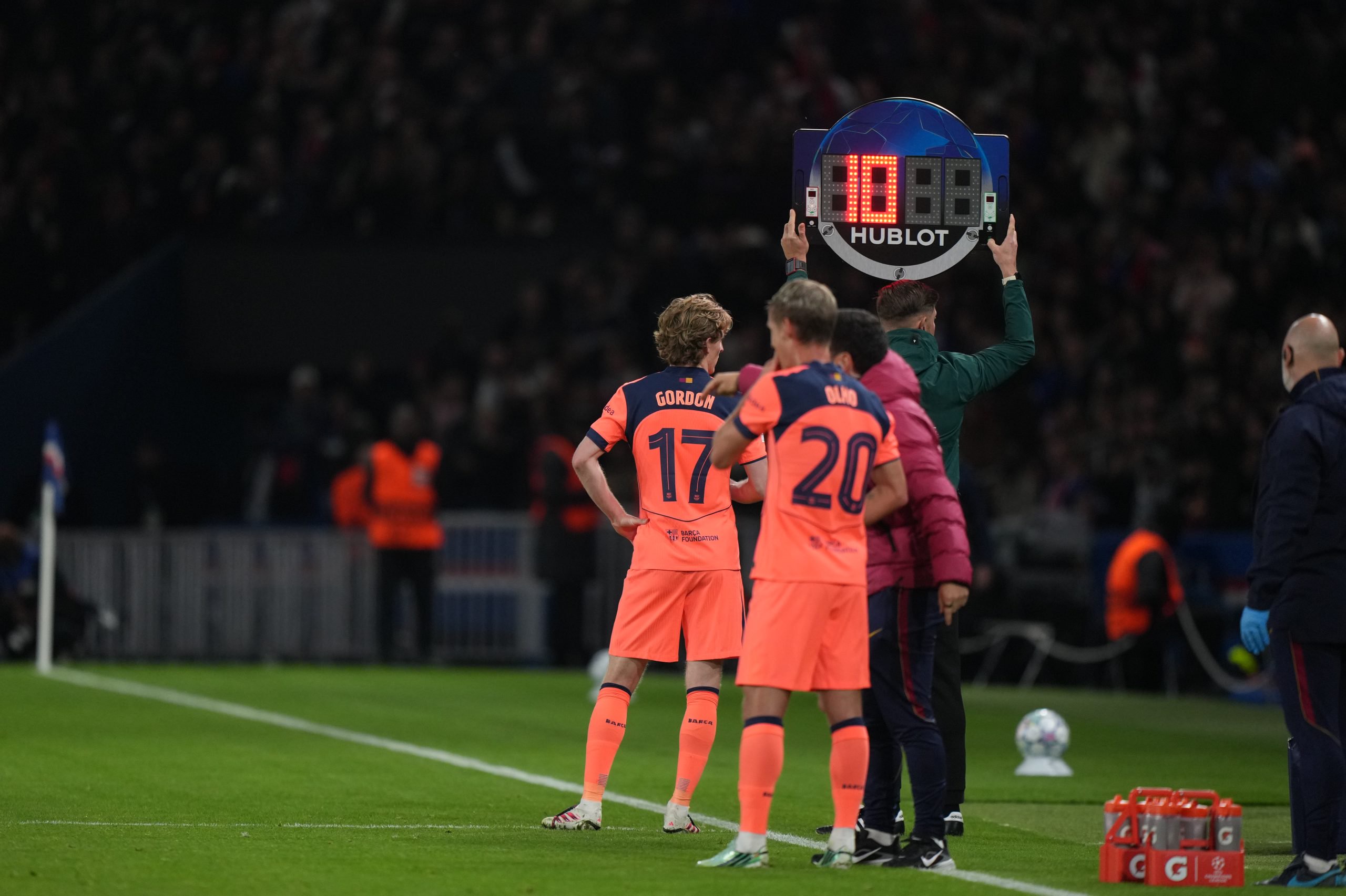 FC Barcelone : un nouveau coup dur frappe Dani Olmo avant le Clasico