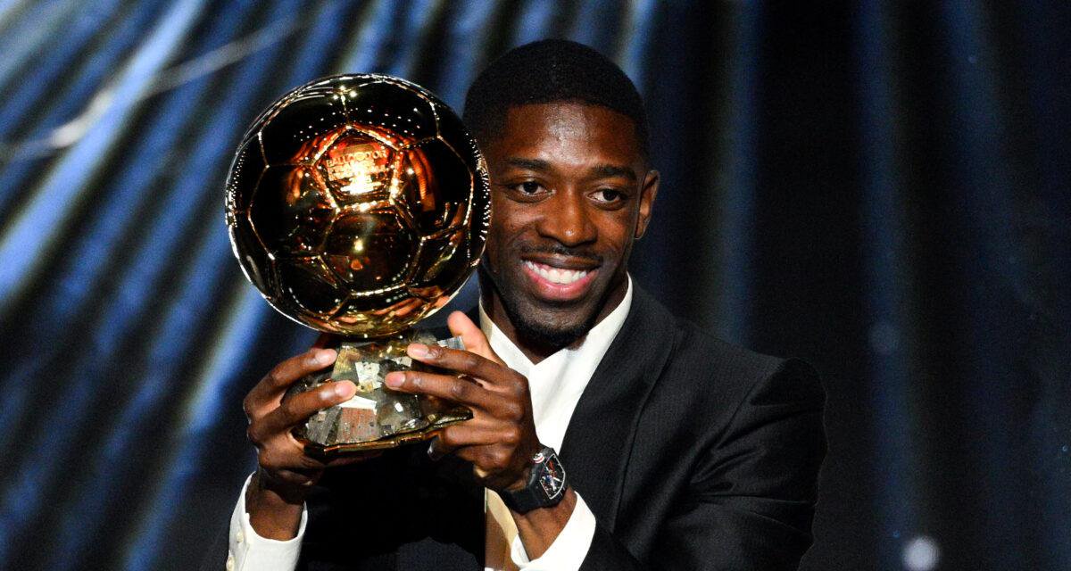 Ousmane Dembélé avec le Ballon d'Or