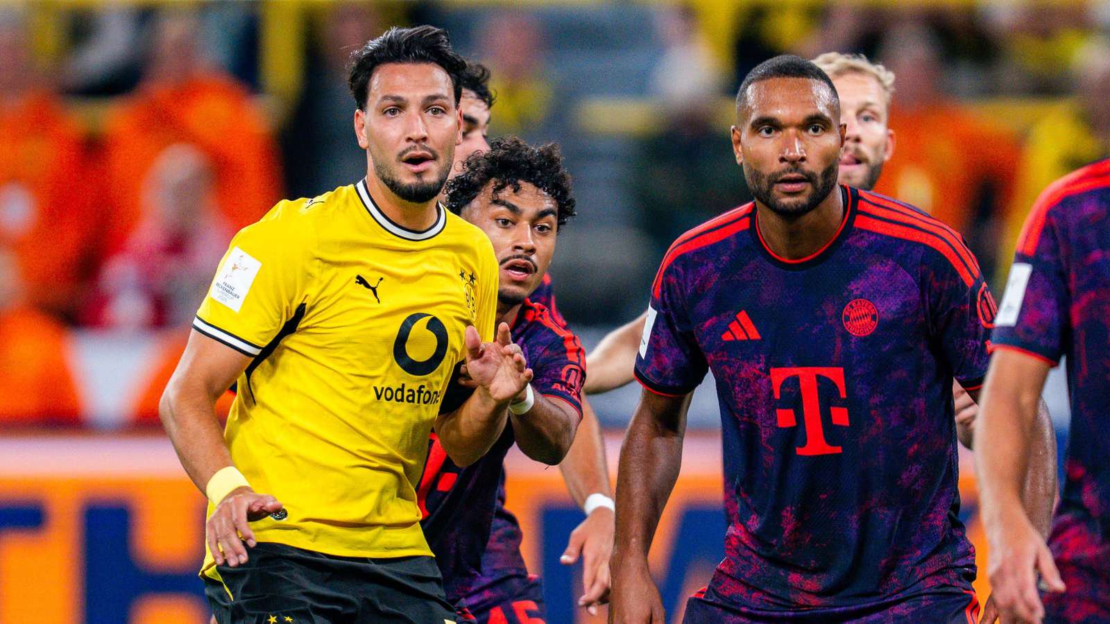 Ramy Bensebaini (l.) und Jonathan Tah im Vordergrund, dahinter weitere Bayern-Profis zu sehen.
