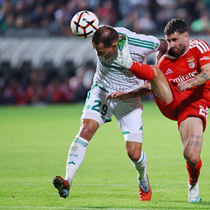 Rafa Silva e Balkovec disputam a bola. Foto: EPA/KOSTAKIS SAVVIDES (Omonia-Benfica)