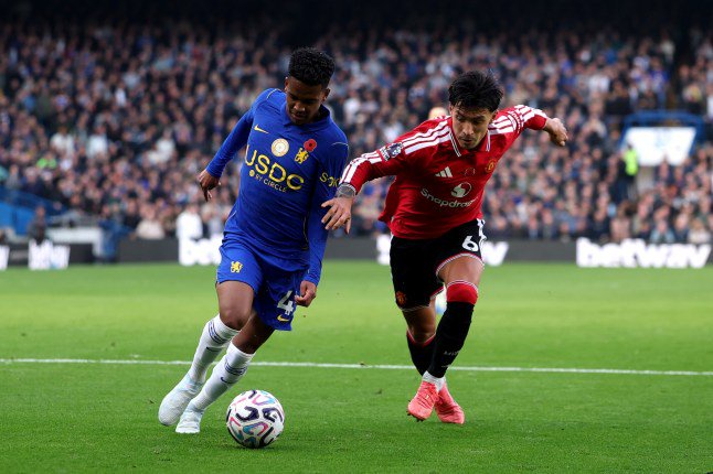 LONDON, ENGLAND - OCTOBER 31: Estevao of Chelsea runs with the ball under pressure from Lisandro Martinez of Manchester United during the Premier League 2026/27 match between Chelsea FC and Manchester United at Stamford Bridge on October 31, 2026 in London, England. (Photo by Alex Pantling/Getty Images)
