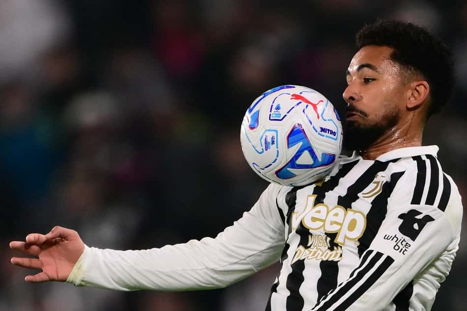 Douglas Luiz, meio-campista brasileiro da Juventus, domina a bola durante partida contra a Lazio pelo Campeonato Italiano.