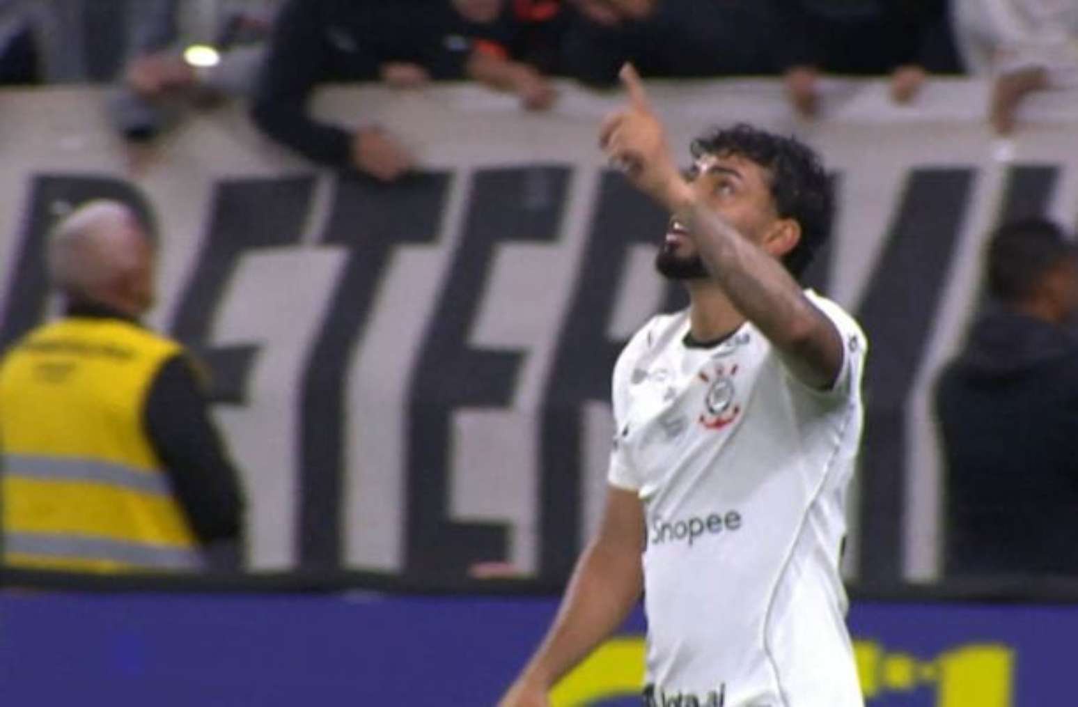 Bidu fez o primeiro gol e vibra muito.