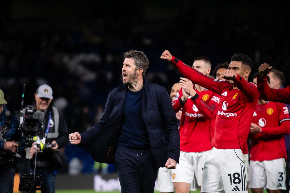 Michael Carrick celebrates at Stamford Bridge