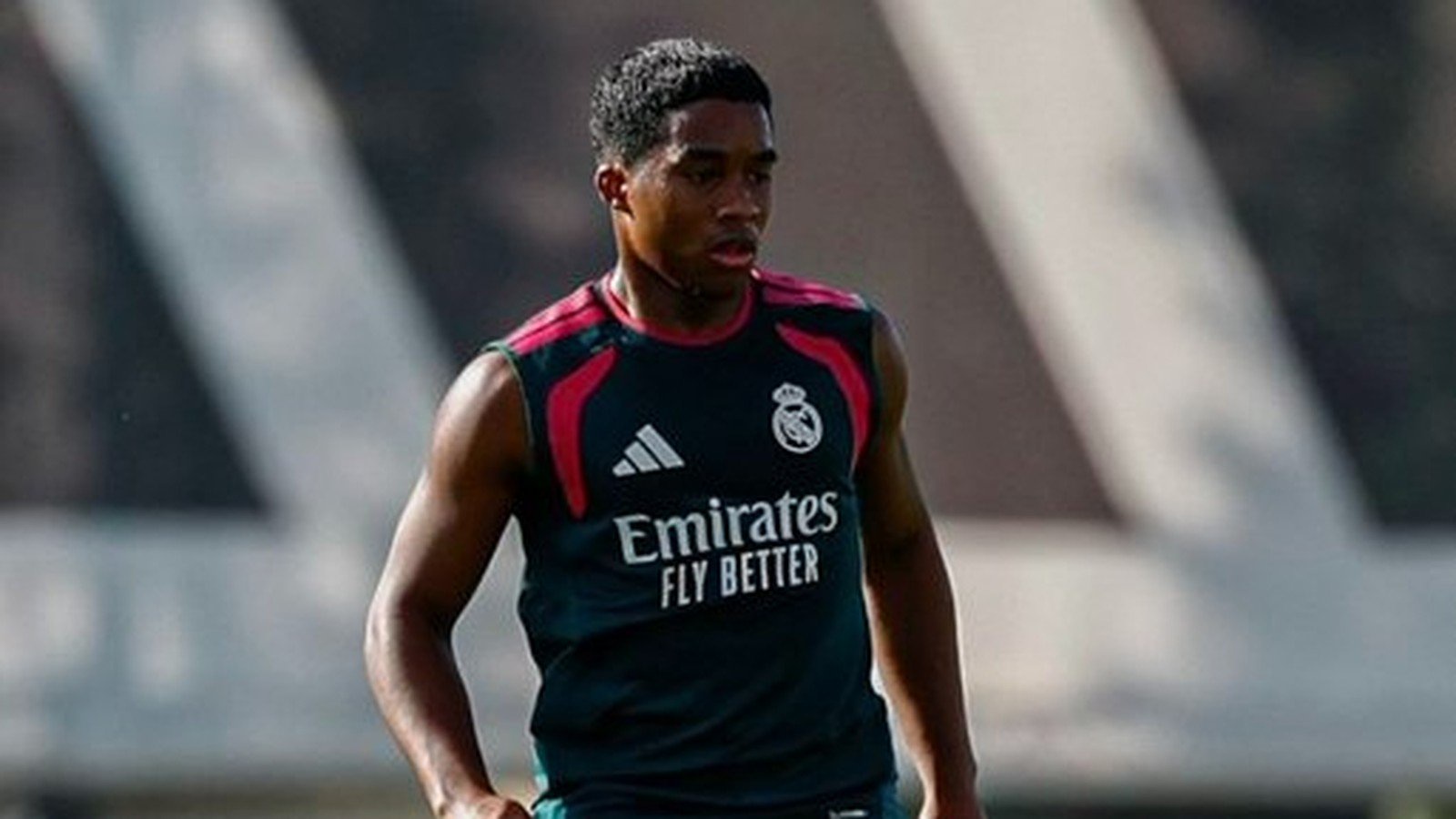 Endrick em treino com camisa preta do Real Madrid e patrocínio Emirates FLY BETTER
