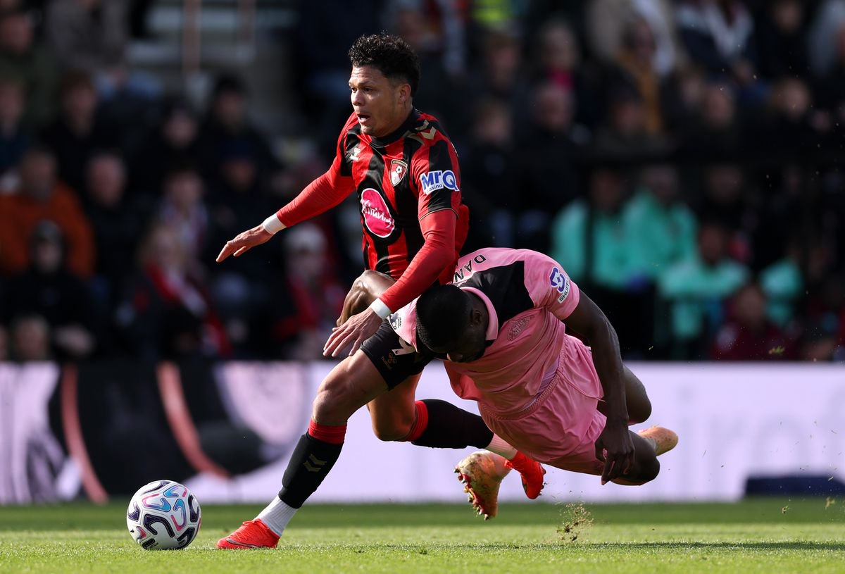 Evanilson is fouled by Kevin Danso