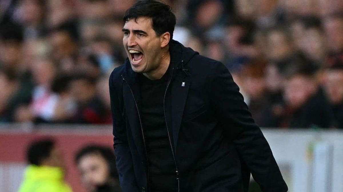 Andoni Iraola shouts from the touchline