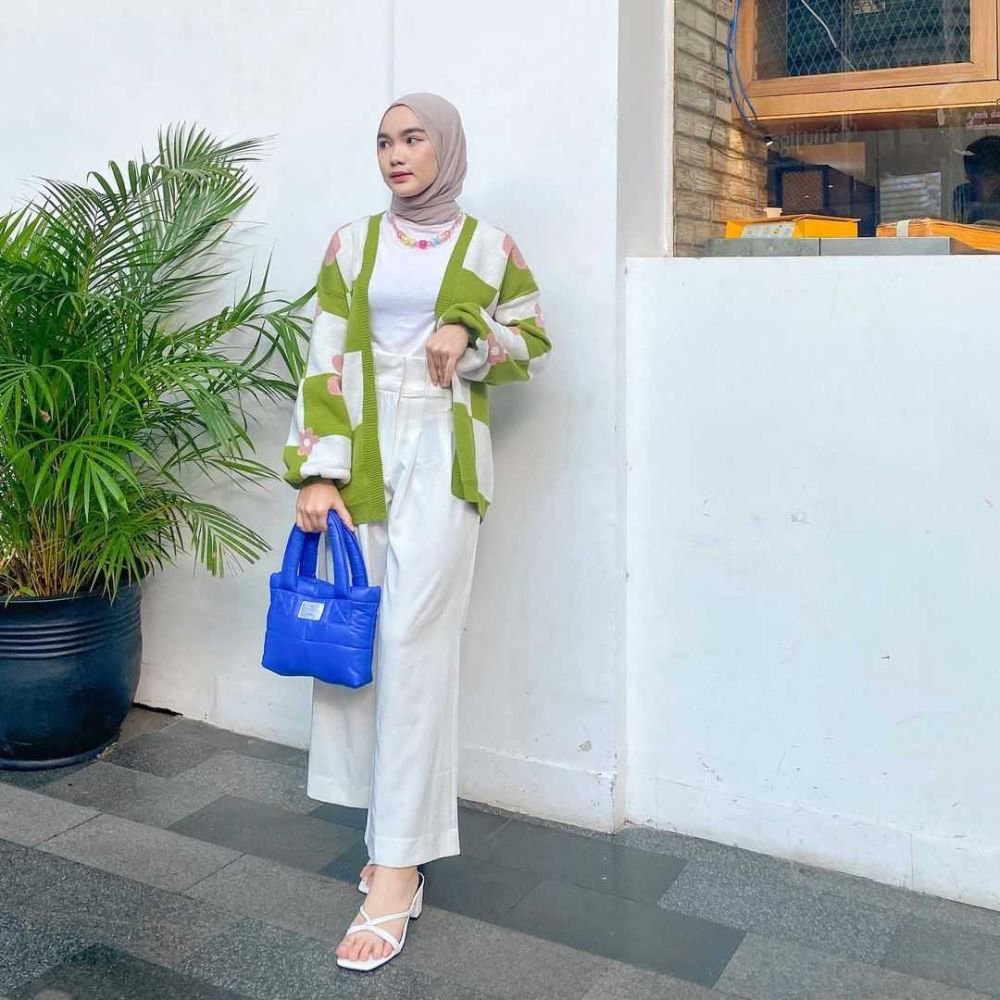 12 Inspirasi OOTD dengan Celana Putih, Solusi Tampil Eksis