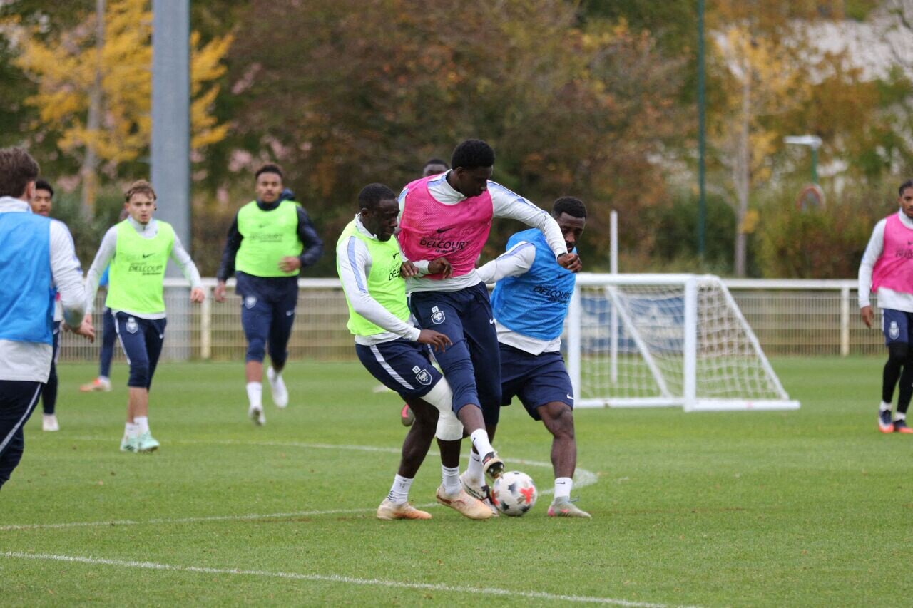 Zoumana Bagbema au milieu de Dennis Appiah et de Lionel Carole.
