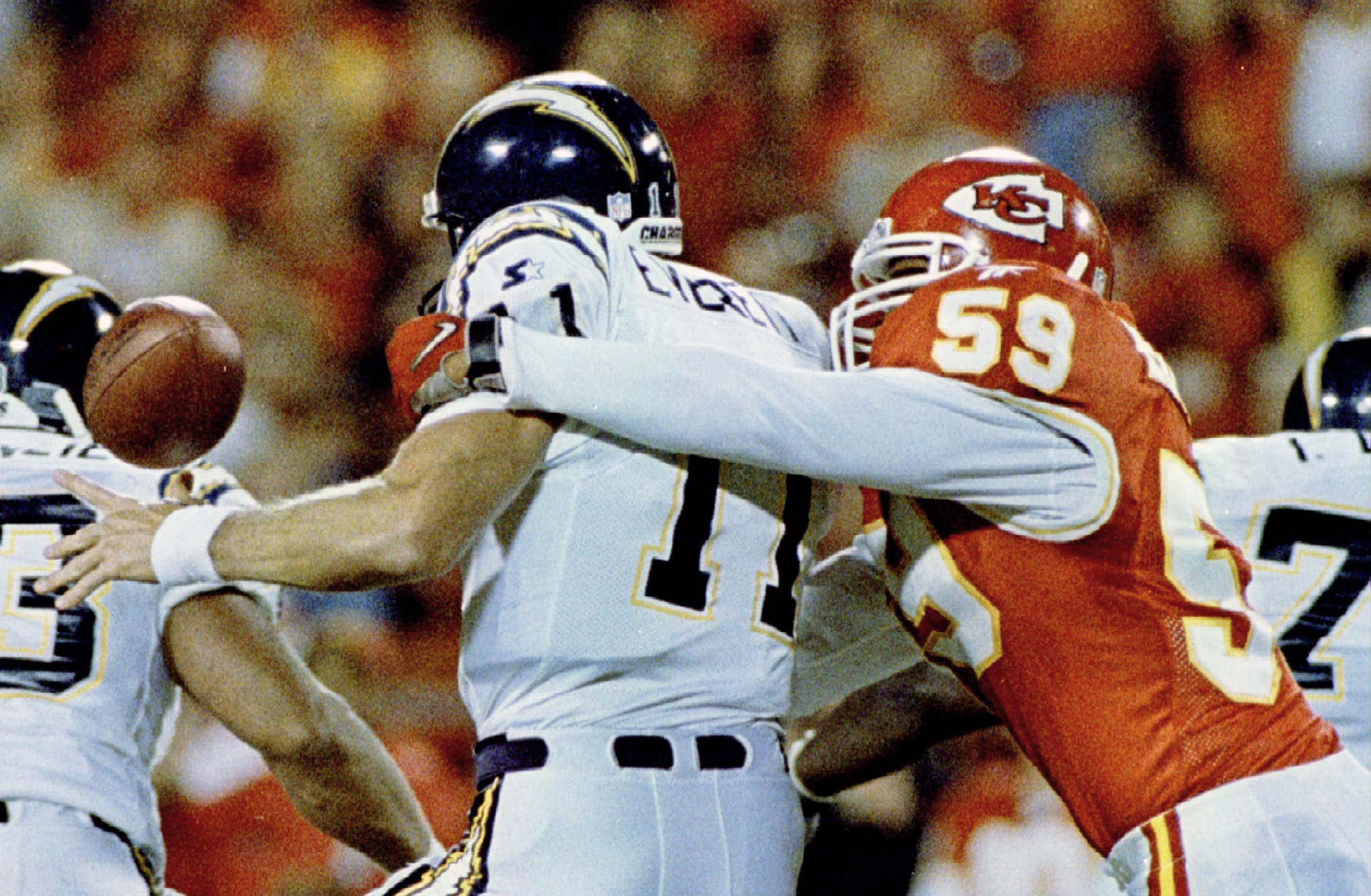 Kansas City Chiefs linebacker Donnie Edwards forces backup San Diego quarterback Jim Everett to fumble in the first quarter in Kansas City October 16. Everett was replacing an injured Stan Humphries, who left the game after a hit. jat/Photo By Jeff A.

SPORT NFL