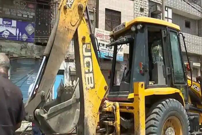 यूपी: फर्नीचर का बकाया दो लाख 67 हजार रुपये मांगने पर कारोबारी के घर बुलडोजर चलवाने वाले SDM के खिलाफ एक्शन
