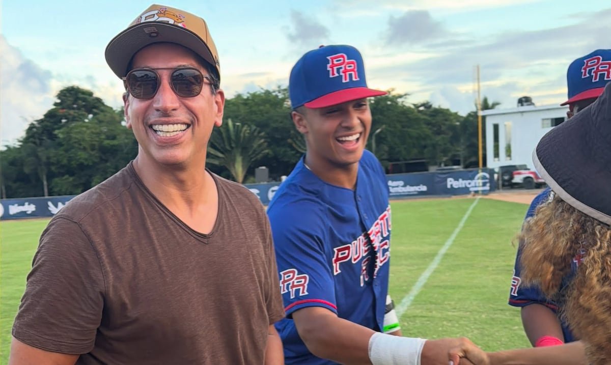 Padres Owners Visit Puerto Rico U-18 Team in Dominican Republic