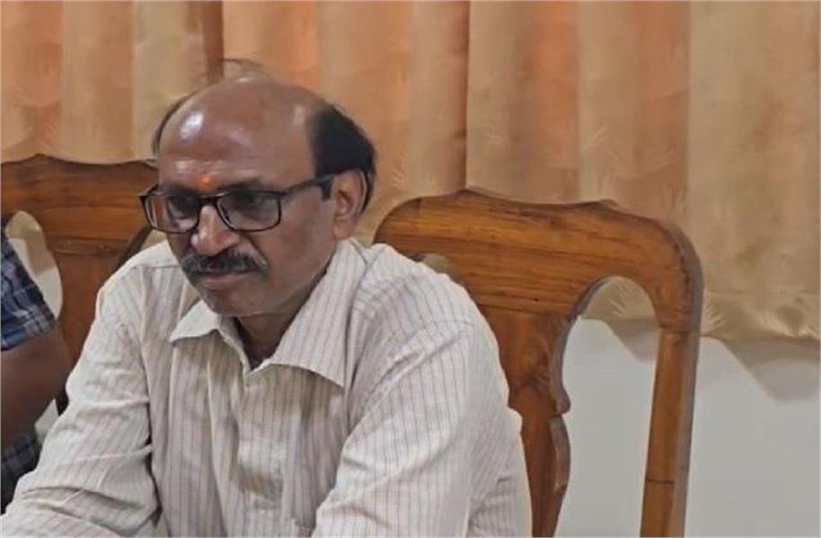 adm office reader arrested while accepting a bribe of 20 000