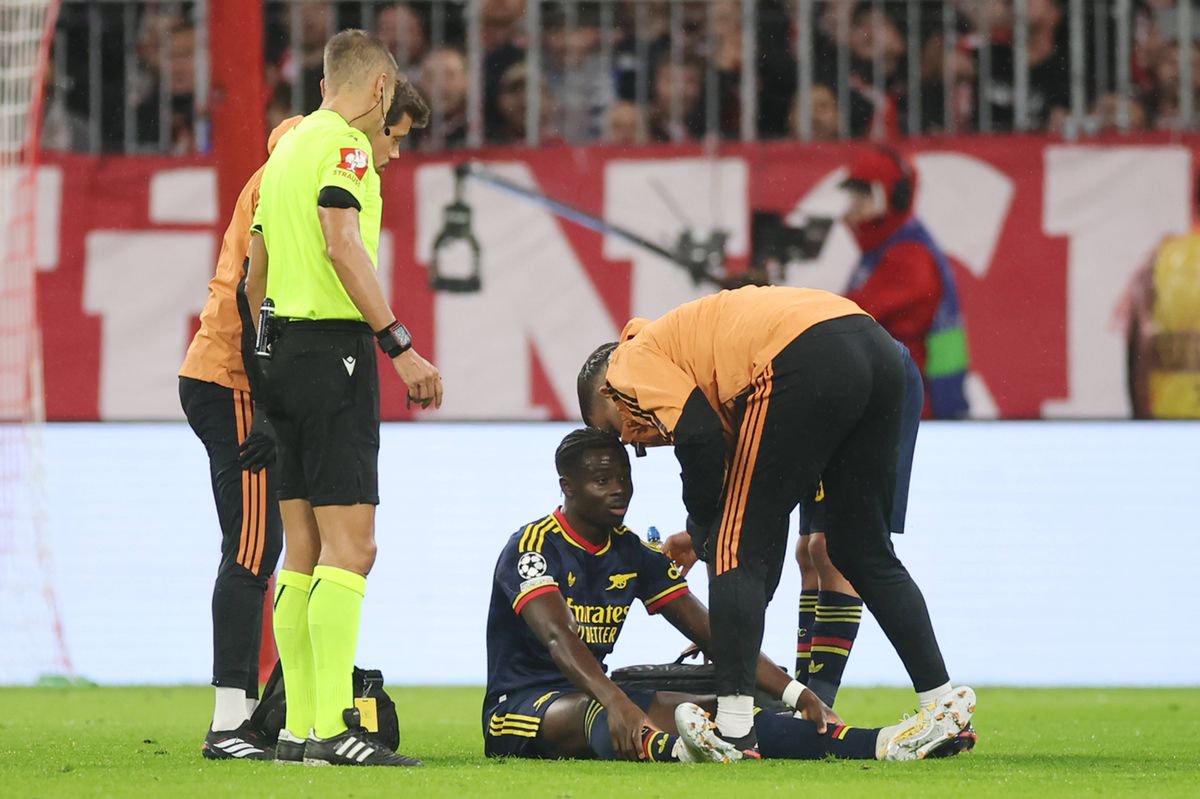 Bukayo Saka receives medical attention after sustaining an injury during the UEFA Champions League 2026/27 League Phase MD3 match between FC Bayern München and Arsenal FC. 